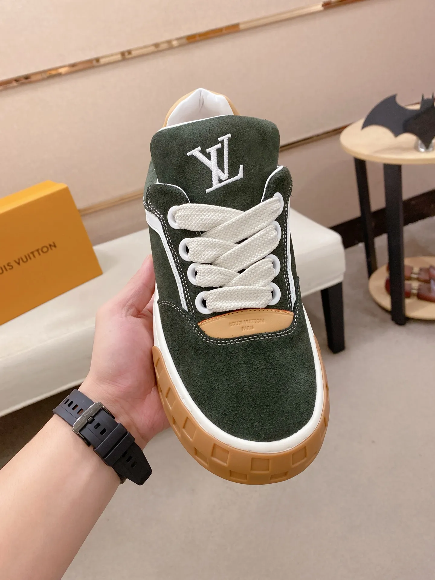 Factory price: 480💰 LV 🫏The colorful interpretation of BUTTERSOFT sneakers combines sheepskin, The colorful interpretation of LV BUTTERSOFT sneakers combines sheepskin and calfskin for a super soft feel. Designed by Pharrell Williams, this '60s-inspired shoe features a padded upper that's been crafted by Louis Vuitton craftsmen to further enhance the comfort of the leather. In addition to the LV initials, it features multiple signatures, including natural leather trim and an embossed pattern of Pharrell Williams and lobster on the side, referencing the Fall/Winter 2025 men’s show. A must-have artifact for fashionistas✅ Code number 38-44